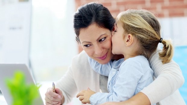 Părinţii care revin mai devreme la muncă ar putea primi 50% din indemnizaţia de creştere a copilului rămasă