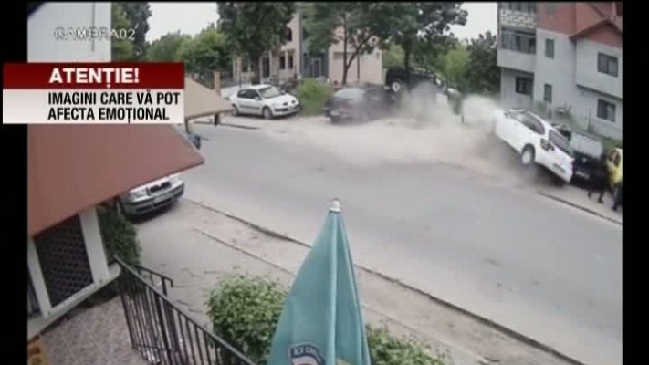 Trei persoane au fost SPULBERATE pe trotuar de o maşină scăpată de sub control VIDEO