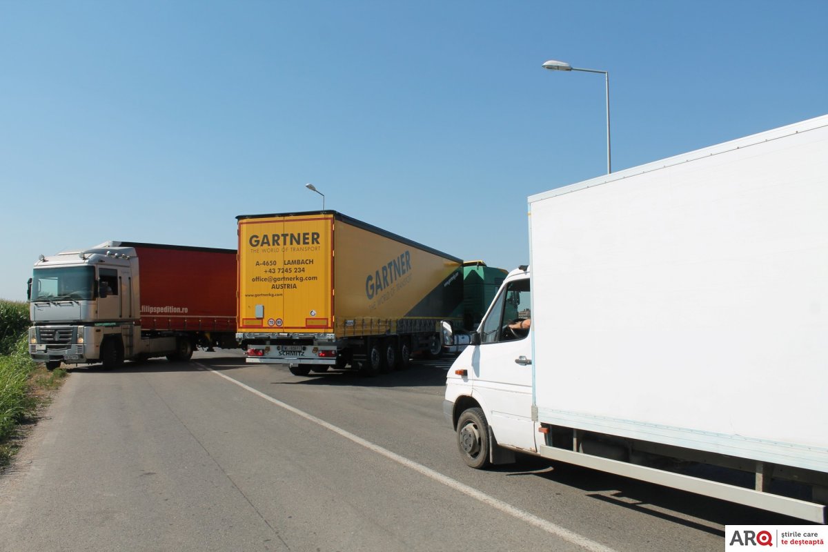 FOTO | Pasajul de la Curtici a picat testul de trafic! Din cauza intrărilor înguste, camioanele se blochează