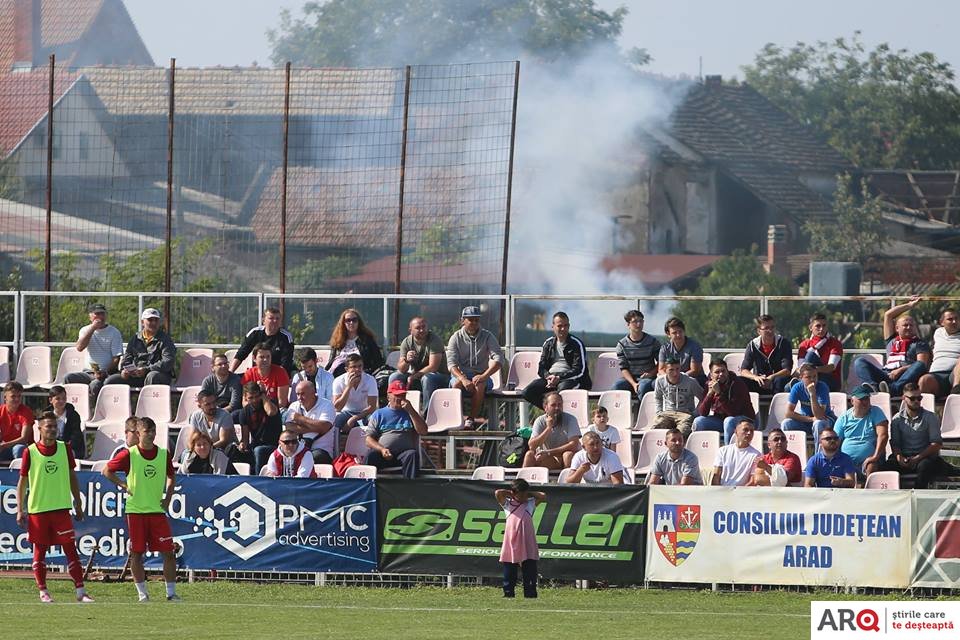 Galeria oaspeților la meciul UTA - Afumați, mascată în spatele tribunelor