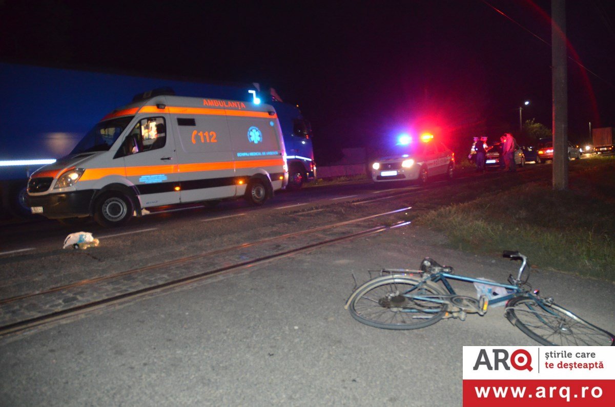 Biciclist lovit în intersecție de către un Mercedes