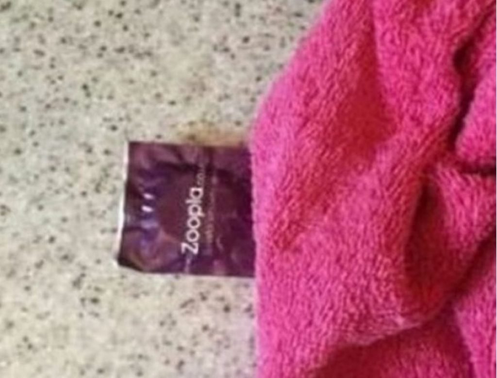 O mamă a găsit un prezervativ în camera fiicei de 13 ani. Când s-a uitat mai bine la el, a început să țipe