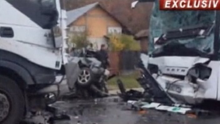ACCIDENT în lanţ cu cinci vehicule: Carambol între un autocar cu pasageri, un autotren şi trei autoturisme