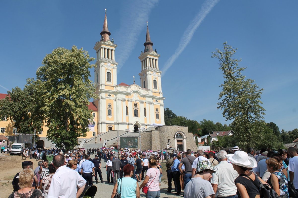 FOTO | Mănăstirea Maria-Radna, inaugurată de mii de credincioși și sute de oficiali