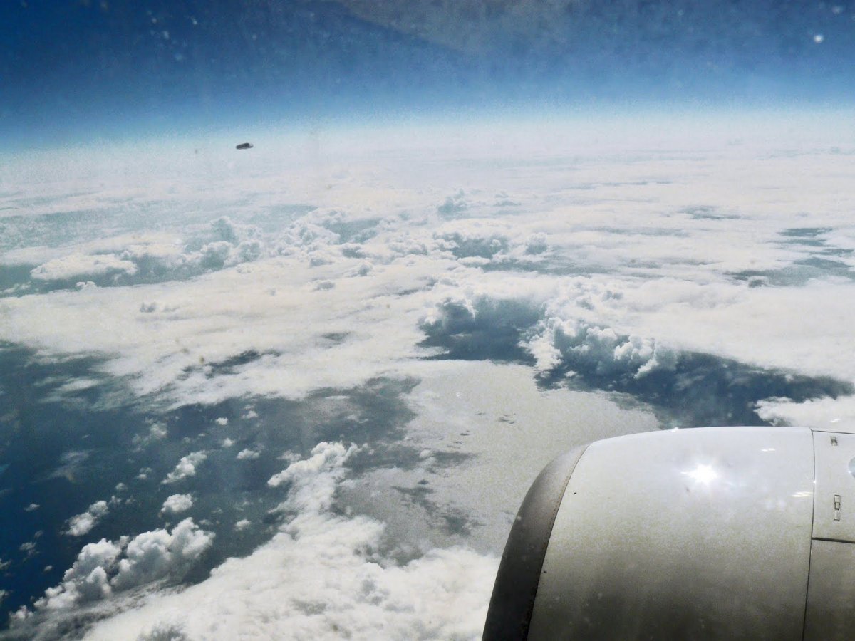 Obiect zburător neidentificat, surprins deasupra unui avion (Video)