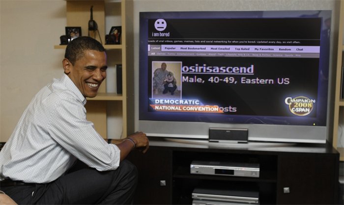 FOTO | Vezi ce face preşedintele Obama pe Internet