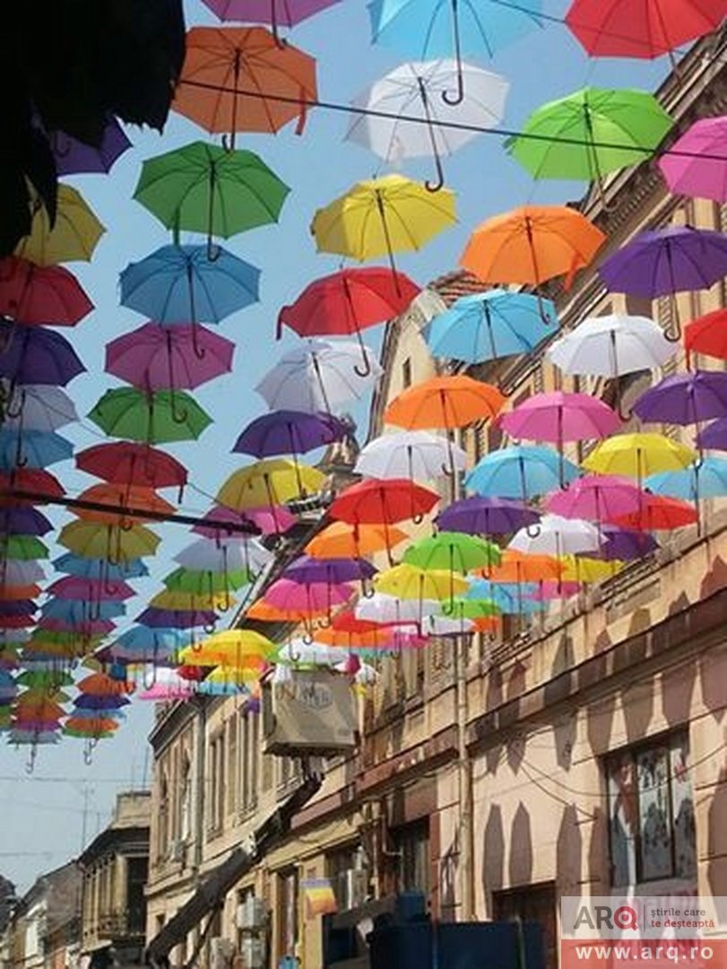 Umbreluţe şi steguleţe colorate, în oraş