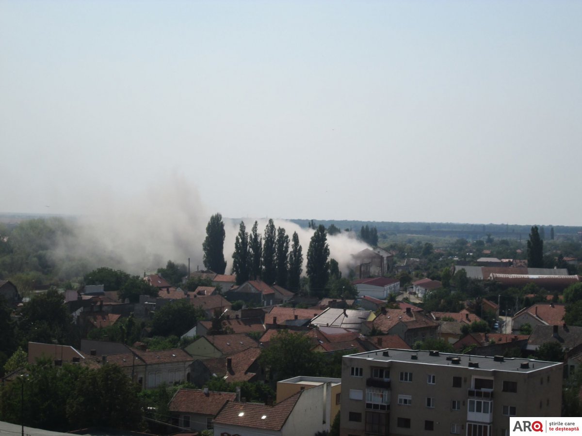 Explozie la fosta fabrică de zahăr din Arad. Un fum dens a ...