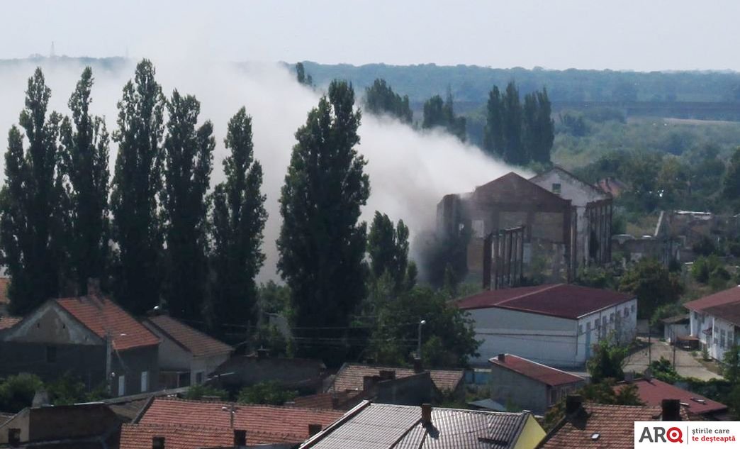 Explozie la fosta fabrică de zahăr din Arad. Un fum dens a acoperit zona (FOTO)