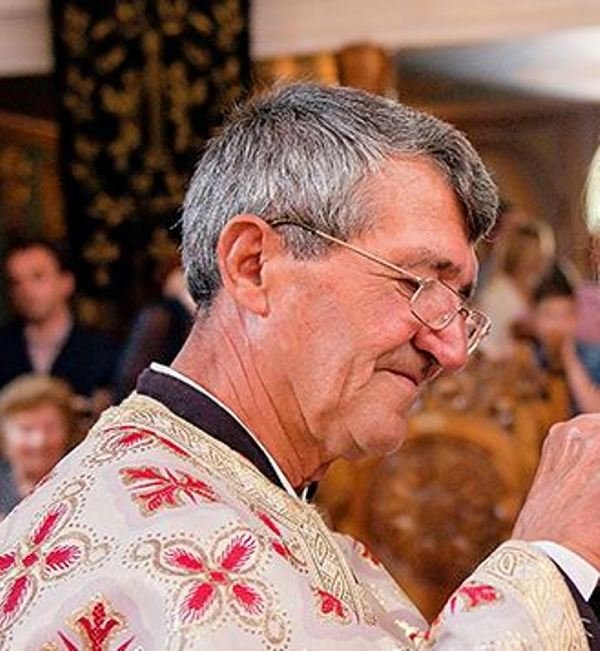 Preotul Cantemir Lipovan a predat ştafeta, după 43 de ani de activitate la Chişineu- Criş