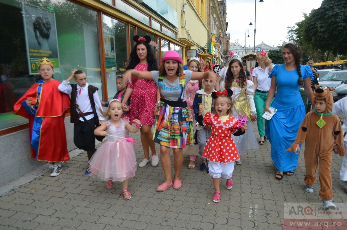 Parada costumelor de poveste de-a lungul Aradului