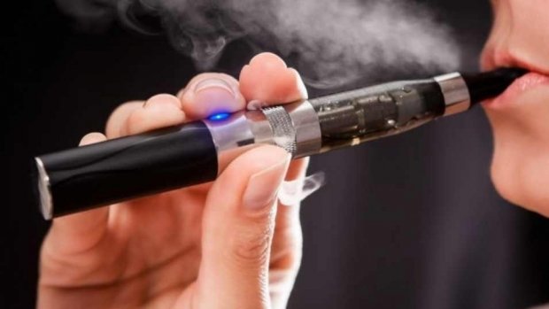 Ţigareta electronică ar putea fi prescrisă de medici. Ce poate trata
