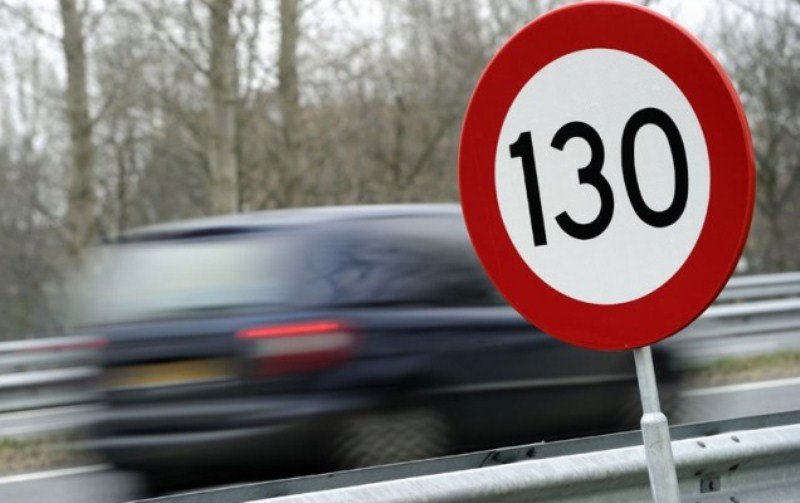Inconştienţă! Viteză record pe autostradă în România. Vezi cu cât a circulat o tânără 