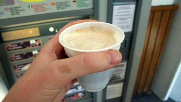 Pericolul din cafeaua de la automat. Îţi macină organele