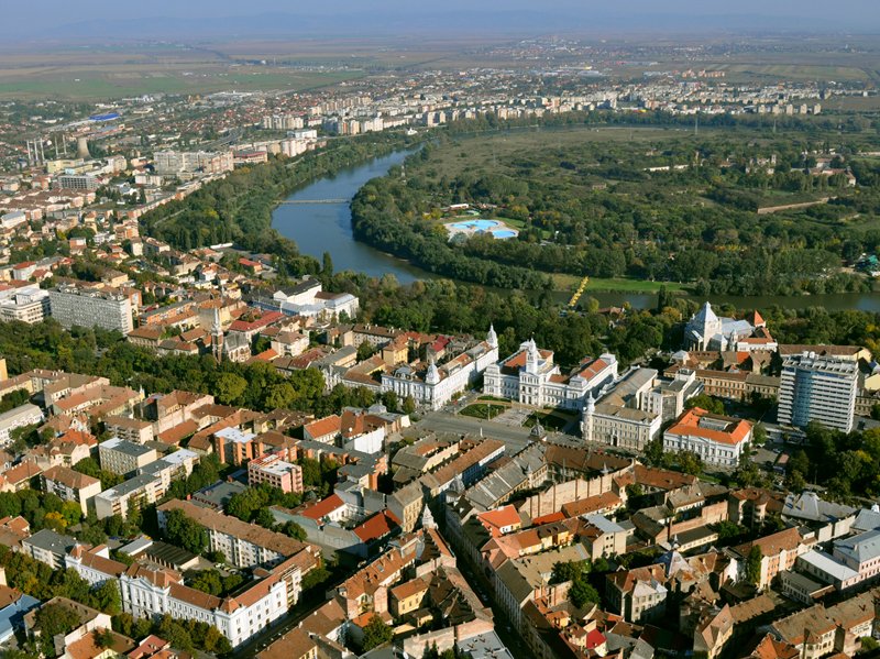 Ce e mai util pentru Arad: băşcălia sau suflecarea mânecii?