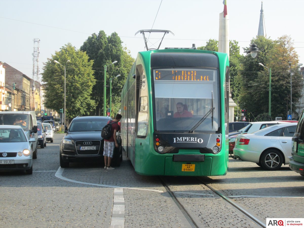 Un Audi a încurcat serios circulaţia tramvaielor între Dacia şi Primărie