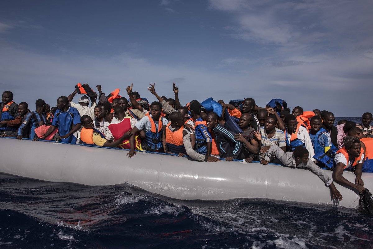Sute de imigranţi au murit în largul Libiei. Ambarcaţiunile în care erau s-au scufundat