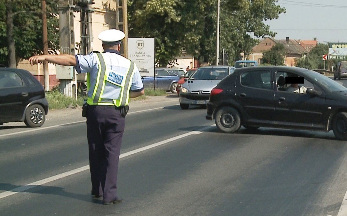 Peste 200 de şoferi arădeni, amendaţi de poliţiştii rutierişti