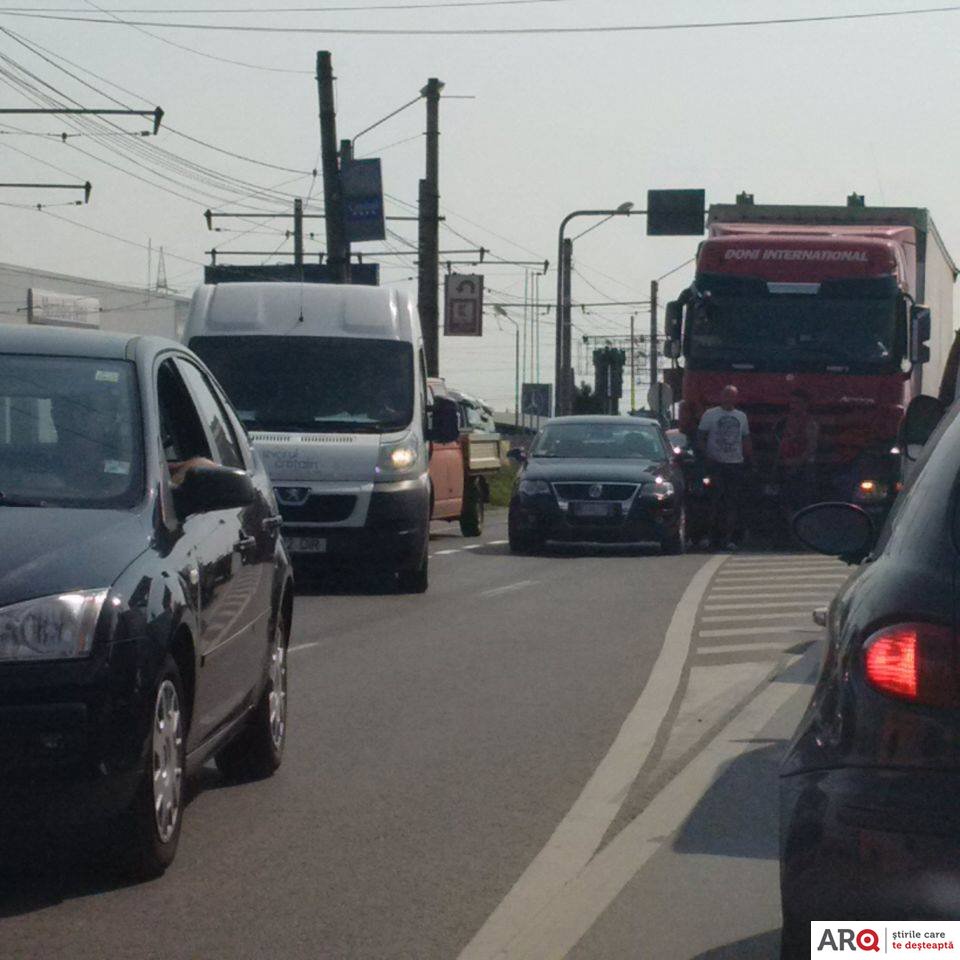 Volkswagen lovit de TIR la intrarea în municipiul Arad (FOTO)