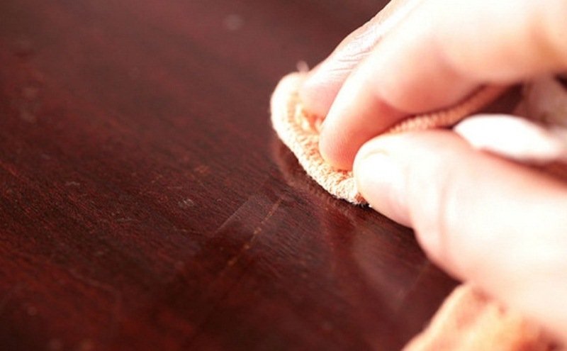 Cum să elimini zgârieturile de pe mobila din lemn