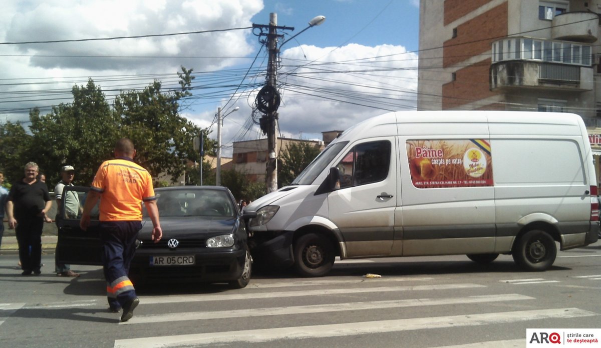 FOTO | ACCIDENT în fața Spitalului Județean. Un copil și doi adulți au fost răniți