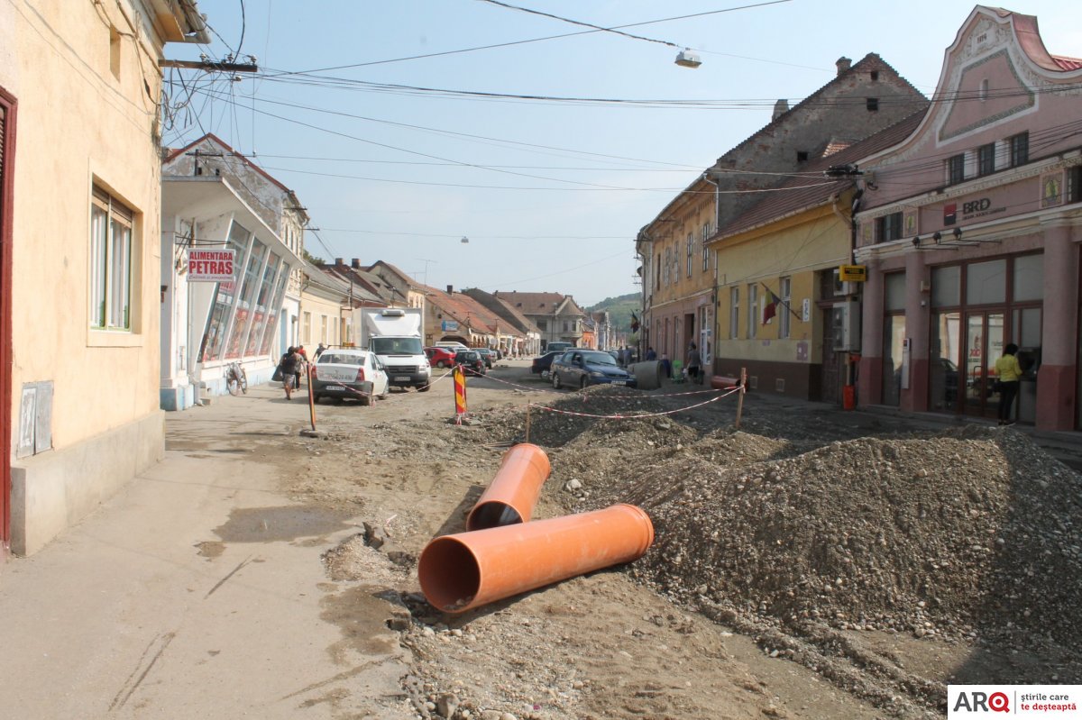 FOTO | Centrul orașului Lipova se schimbă total. Păcat că lucrările par să nu se mai sfârșească