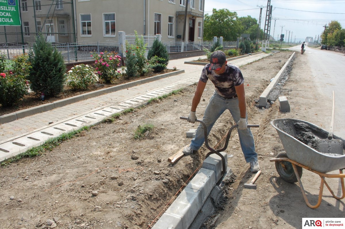 La Șicula se lucrează intens la trotuare şi pavarea Centrului Civic (FOTO/VIDEO)