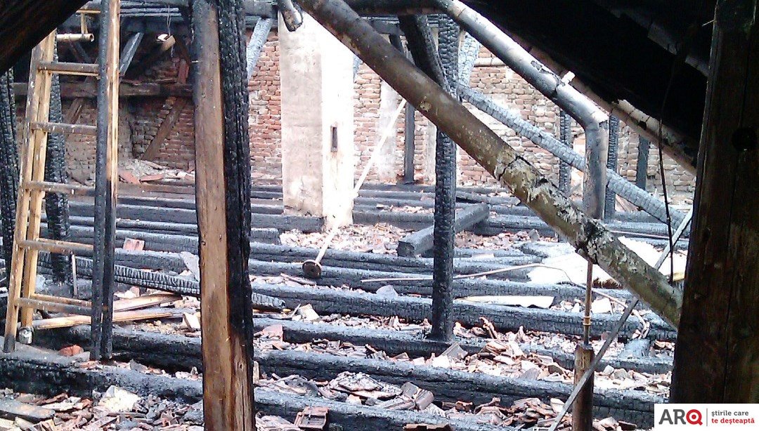 Școala din Bârzava, la un pas să ardă într-un incendiu provocat de elevi