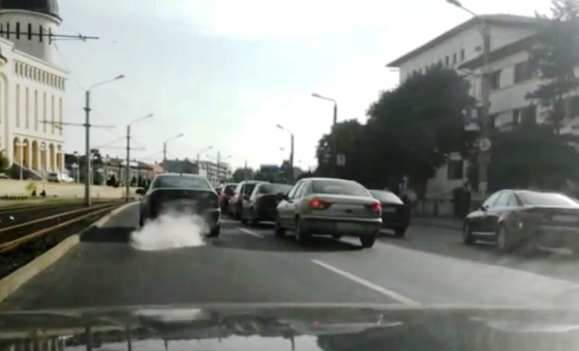 VIDEO | Nor de gaze de eșapament în Arad. Uite cum ne poluează orașul acest șofer!