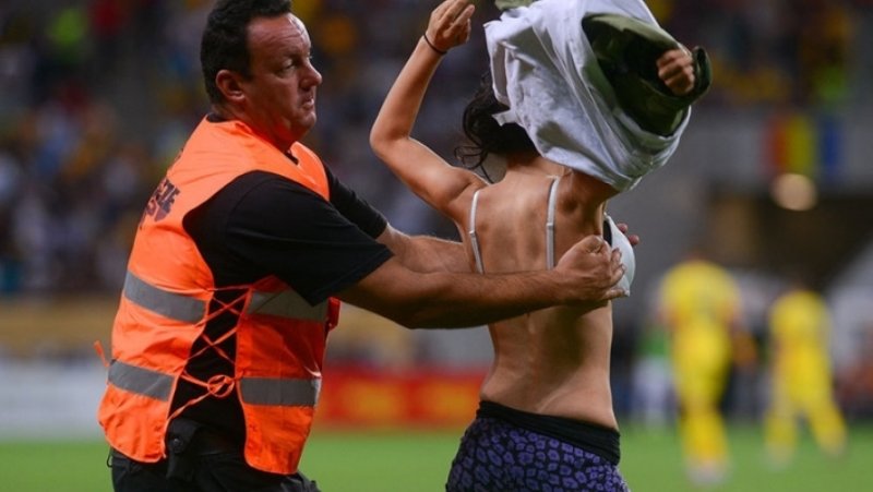 Cine este fata în sutien care a animat meciul România-Grecia. Ce mesaj a avut de transmis