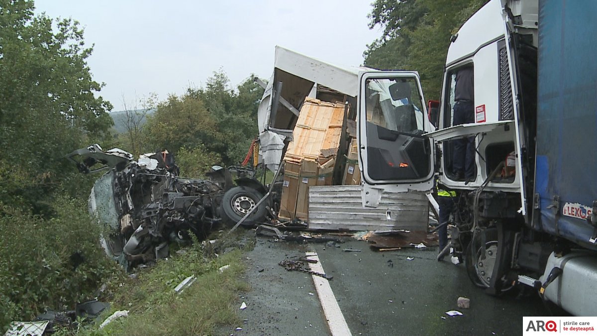 FOTO | Haos pe DN7. Trei TIR-uri s-au ciocnit, doi șoferi fiind răniți grav