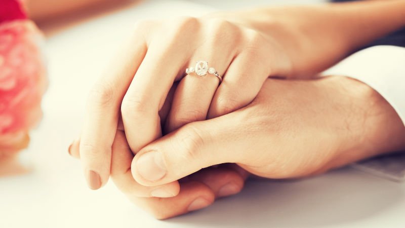 Și-a cerut iubita moartă în căsătorie și i-a fotografiat inelul pe mână. Ce a făcut apoi un tânăr e ireal