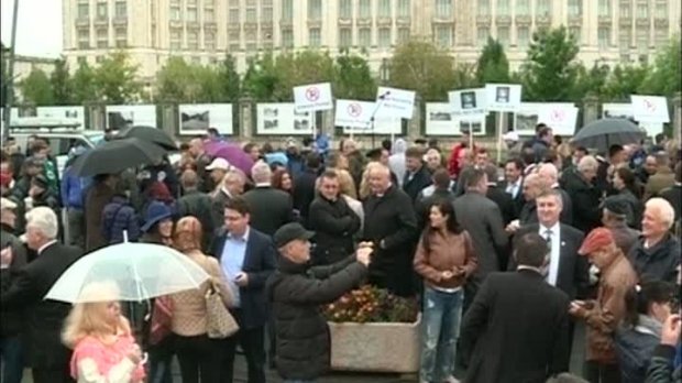 Miting PNL în faţa Parlamentului, înainte de moţiune