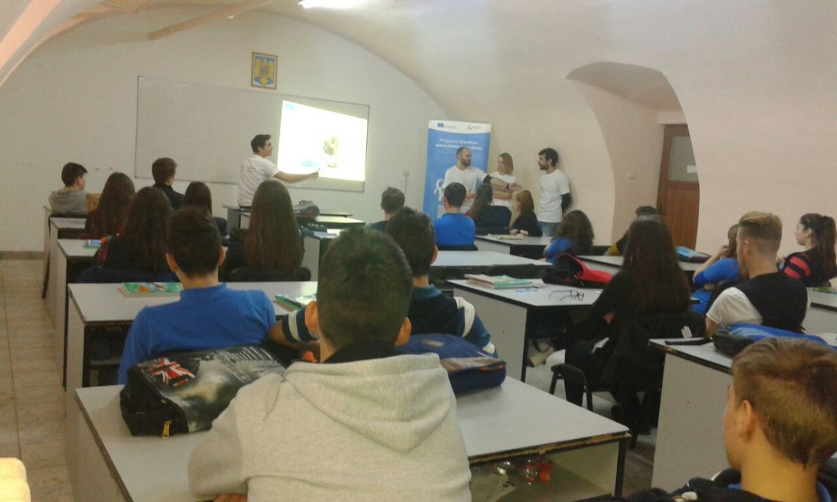 Workshop de prim ajutor la Colegiul Economic Arad