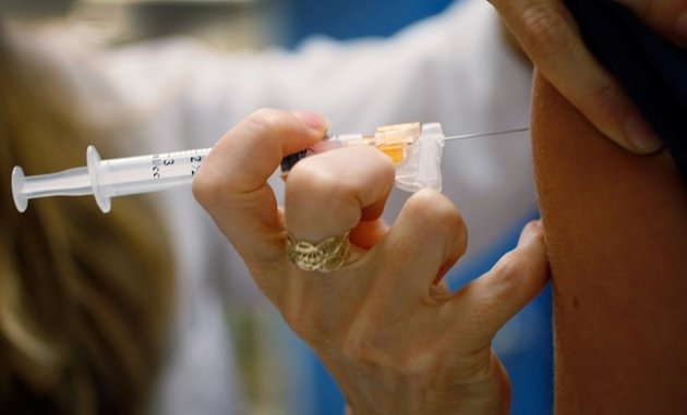 Părinţii care refuză să-şi vaccineze copiii ar putea fi trimişi la închisoare 