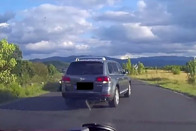 VIDEO | Cel mai inconştient şofer din România? Nu se dă la o parte nici când vin maşini din sens opus!