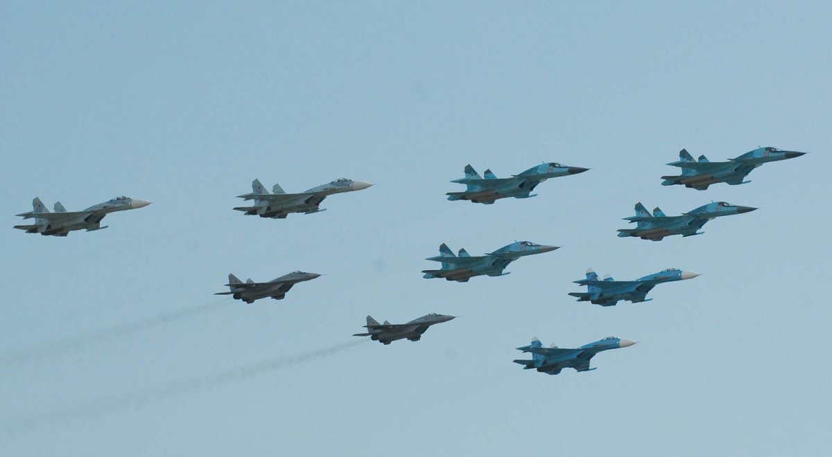 Avioane militare ruse efectuează primele RAIDURI AERIENE în Siria