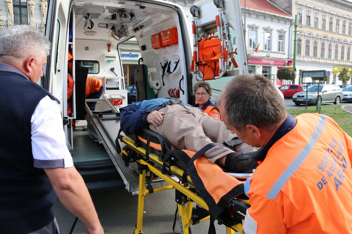 Bărbat căzut pe stradă in centrul Aradului