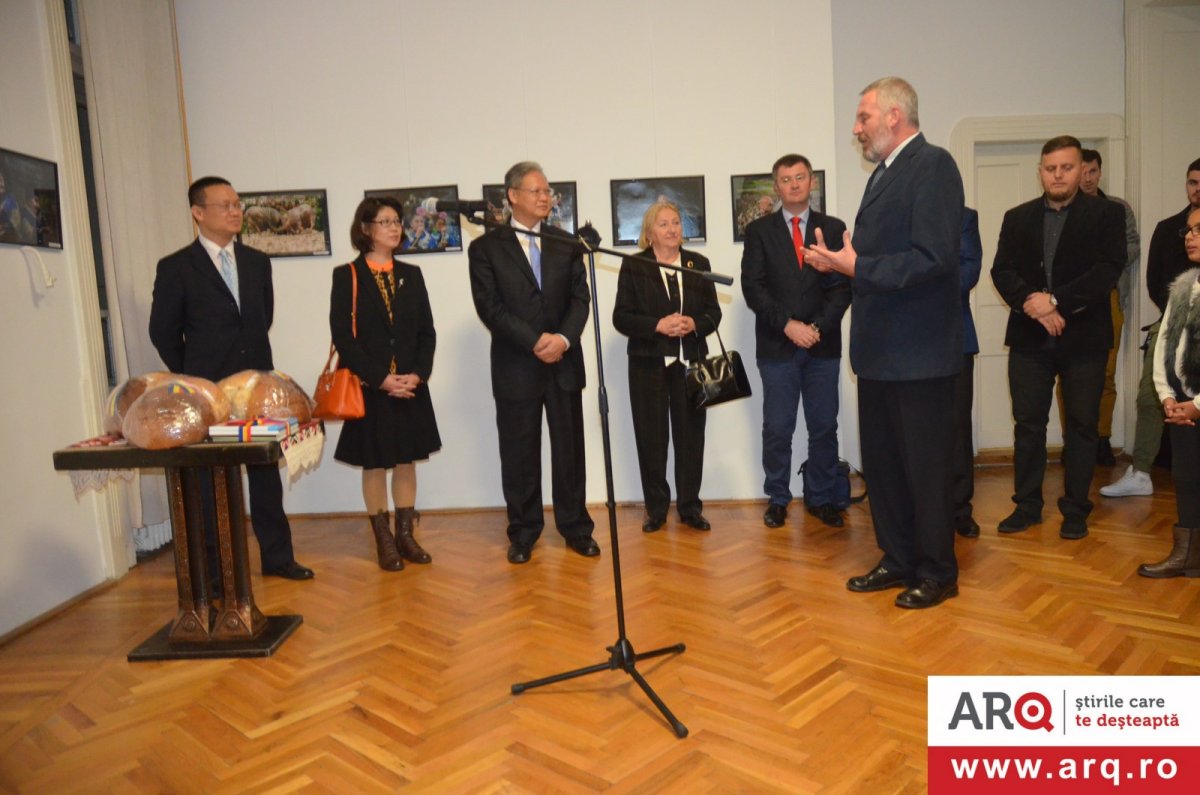 Ambasadorul Republicii Chineze la București a participat la vernisajul expoziției FotoClubPro Arad