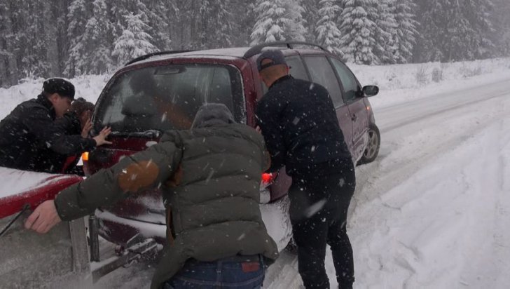 TRAFIC BLOCAT în această dimineață din cauza zăpezii. Mai multe drumuri sunt greu accesibile