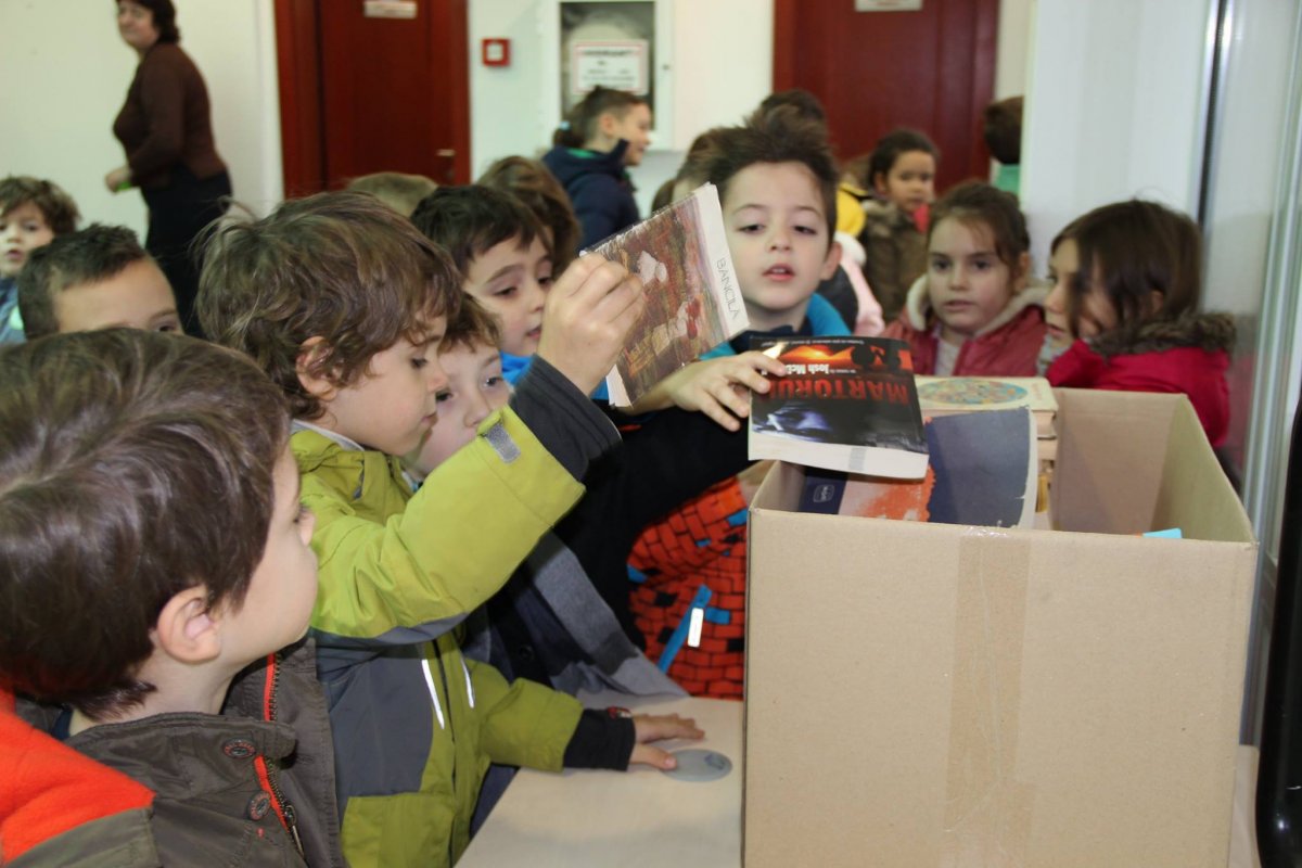 FOTO | Elevii au donat cărți pentru ”Biblioteca mobilă”