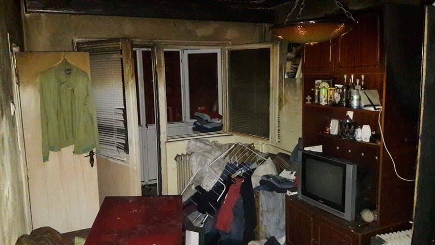 FOTO | Panică într-un bloc de pe Banu Mărăcine. O garsonieră a luat foc de la un calorifer electric