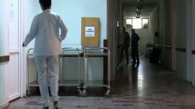 Firma care înşela pacienţi muribunzi, urmărită penal. Două TIR-uri de documente contabile, ridicate