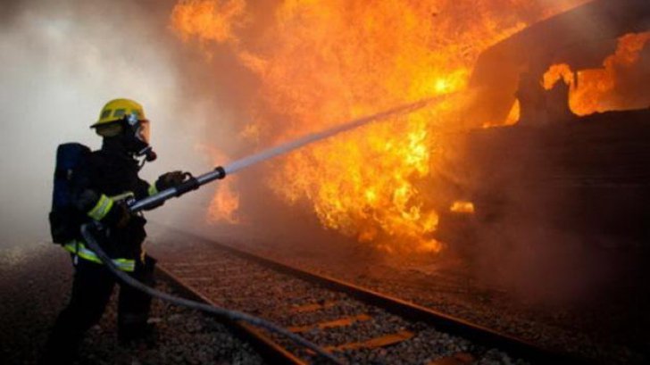Un tren plin cu navetişti a luat foc, azi-noapte, în apropierea staţiunii Neptun