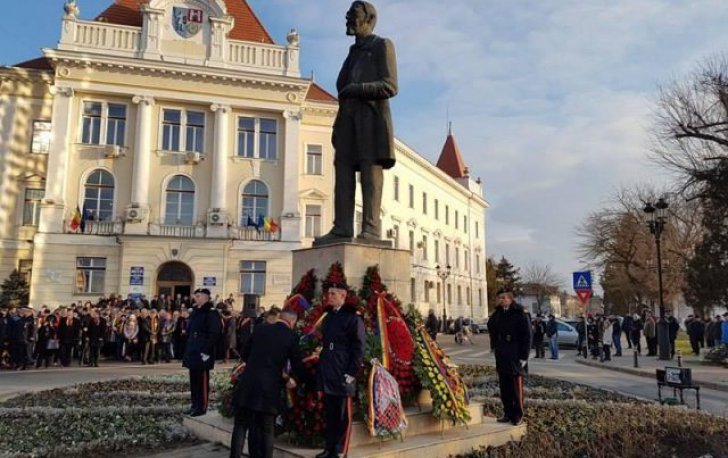 Ziua Naţională la Alba Iulia. Au fost depuse coroane la busturile primilor suverani ai României