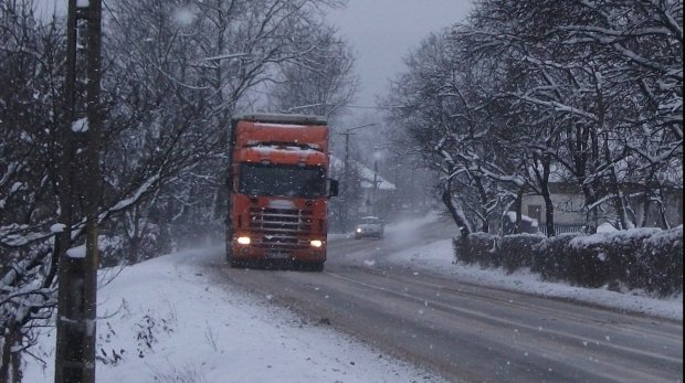 Circulaţie restricţionată din cauza ninsorii abundente. Vezi zonele vizate