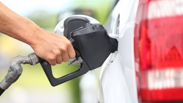 De ce e necesară reducerea accizei la carburanţi la 1 ianuarie: Scăderea taxării anulează impactul scumpirii petrolului