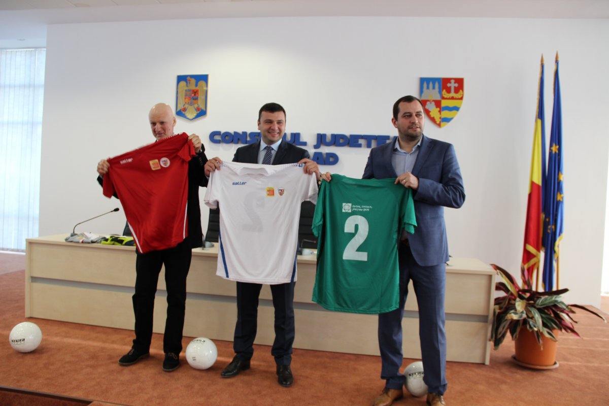 Sergiu Bîlcea: Toate cluburile de fotbal din judeţ au primit echipamente şi mingi noi