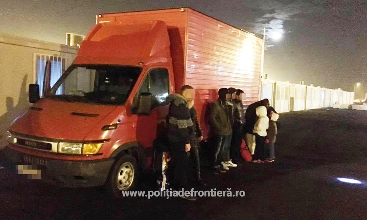 NĂDLAC: Șapte irakieni, descoperiți ascunși după un perete fals, în remorca unui camion - FOTO