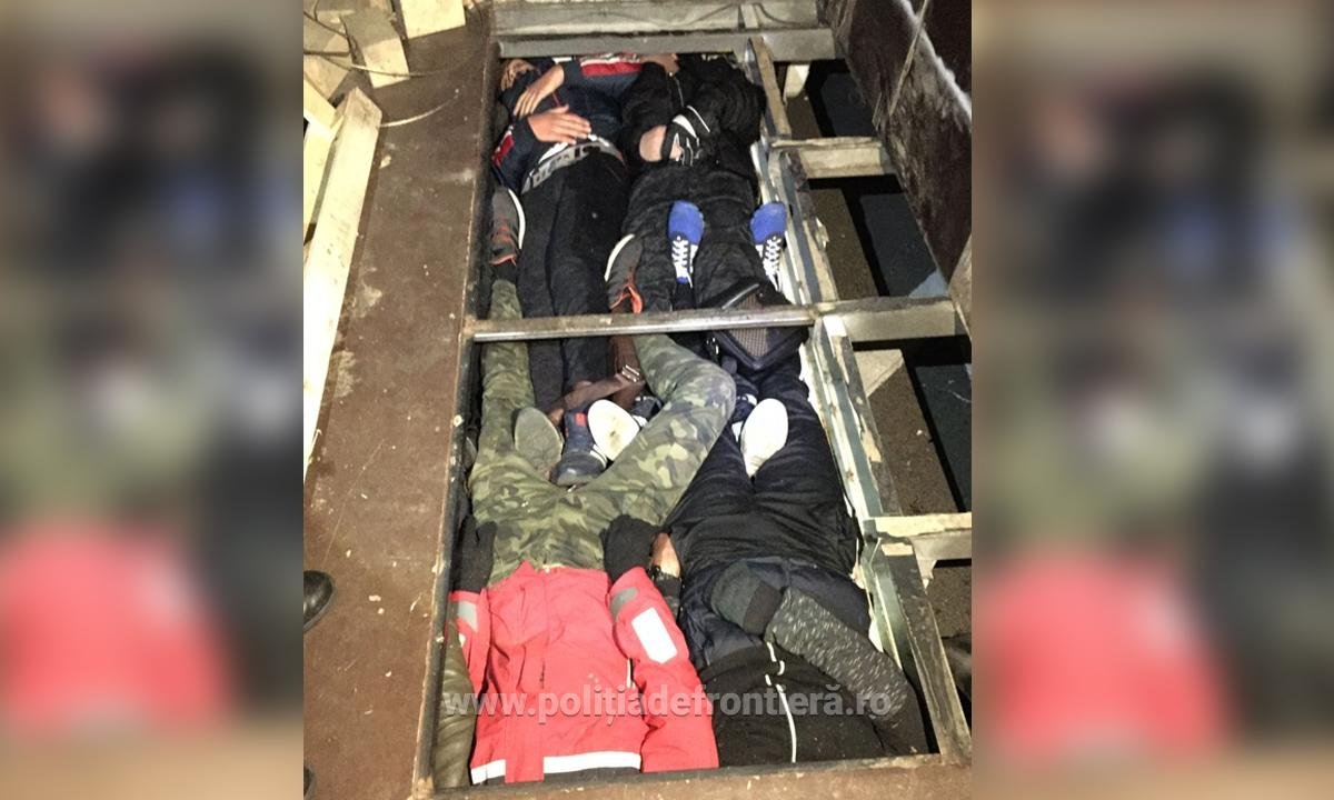 Nădlac: Șase migranți au fost prinși ascunși sub podeaua unei camionete - FOTO